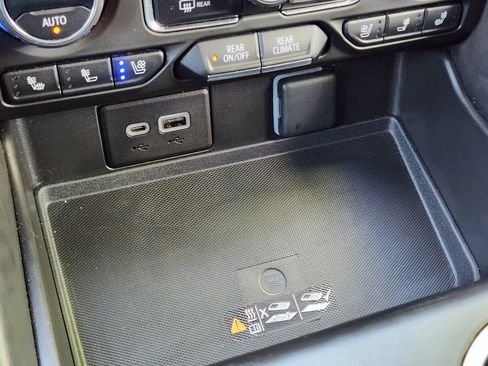 Used 2023 Chevrolet Suburban High Country AWD/4WD image 27