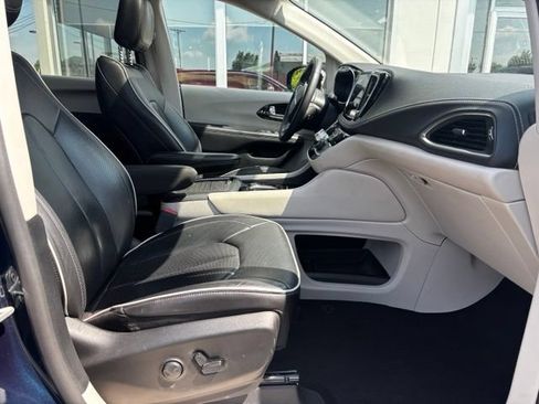 Used 2023 Chrysler Pacifica Limited FWD image 10