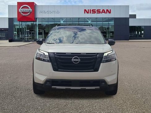 Used 2023 Nissan Pathfinder Platinum AWD/4WD image 2