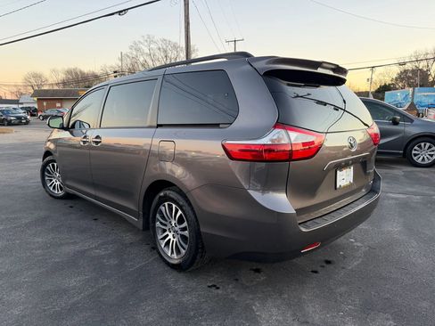 Used 2019 Toyota Sienna XLE image 5