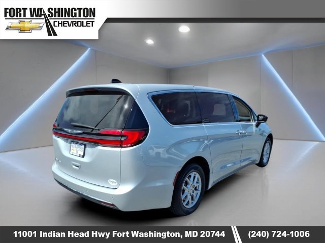 Used 2024 Chrysler Pacifica Touring-L FWD image 3