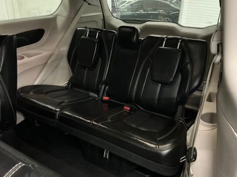 Used 2023 Chrysler Pacifica Touring-L image 22