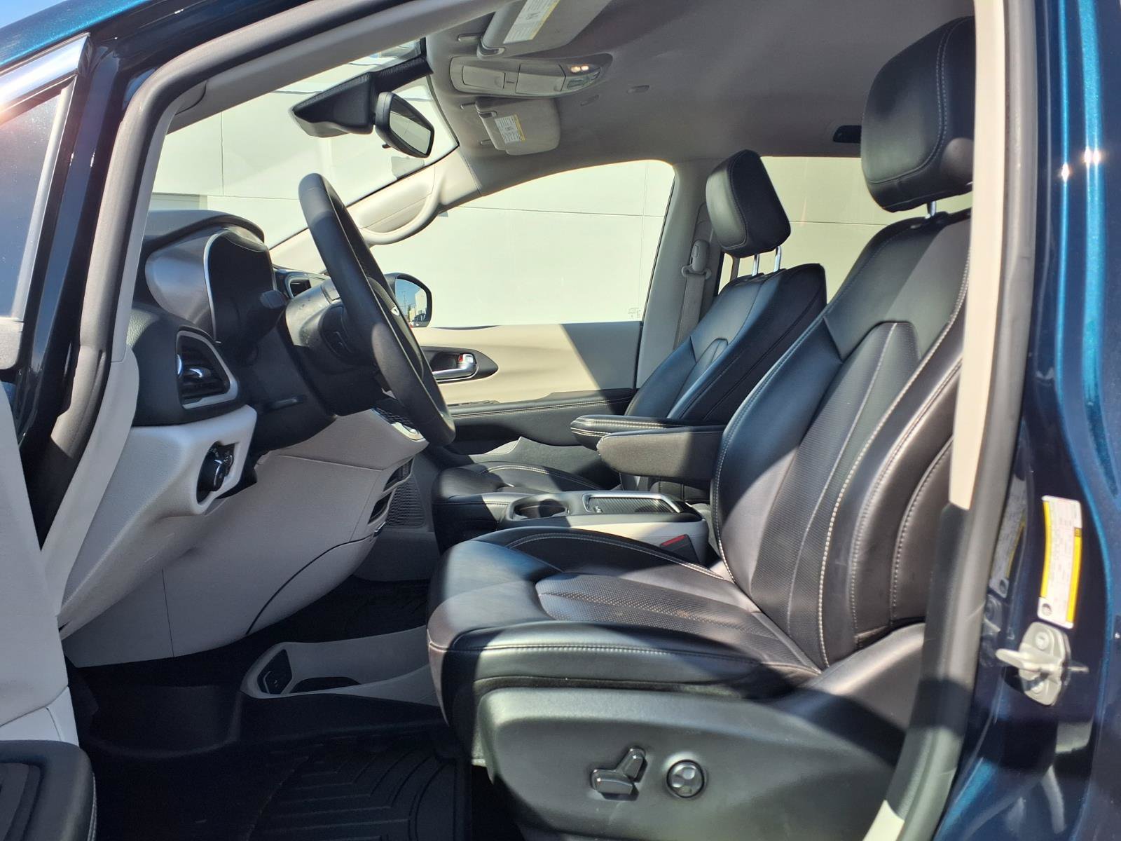 Used 2023 Chrysler Pacifica Touring-L FWD image 13