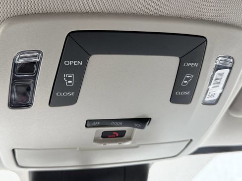 Used 2024 Toyota Sienna LE AWD/4WD image 29