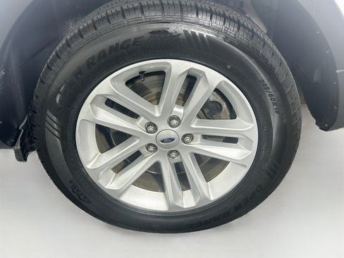 Used 2017 Ford Explorer XLT w/ Equipment Group 201A FWD image 11