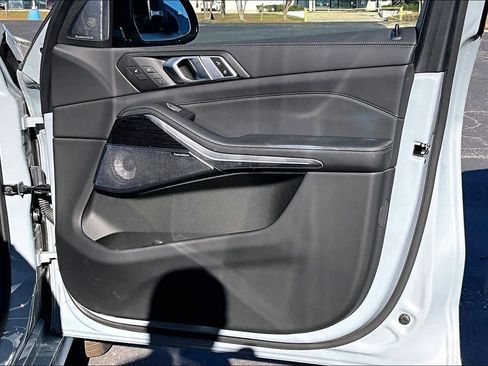 Used 2025 BMW X7 M60i image 24