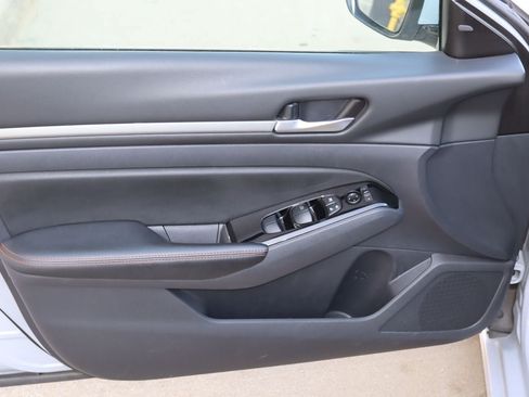Used 2025 Nissan Altima 2.5 SR FWD image 19