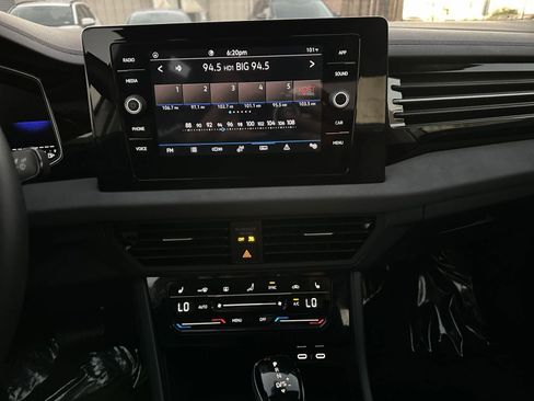 Used 2025 Volkswagen Jetta SE image 18