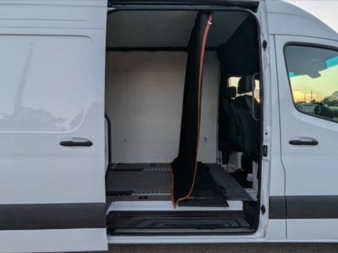 Used 2025 Mercedes-Benz Sprinter 2500 image 18