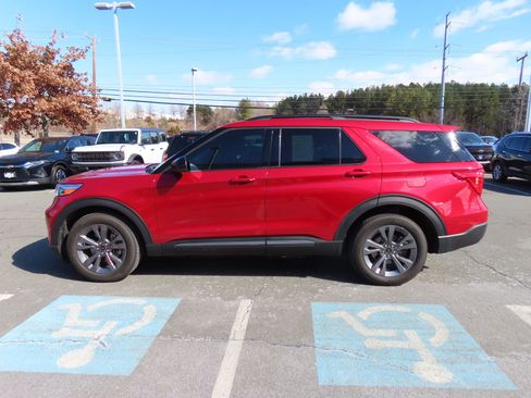 Used 2024 Ford Explorer XLT w/ Equipment Group 202A image 2