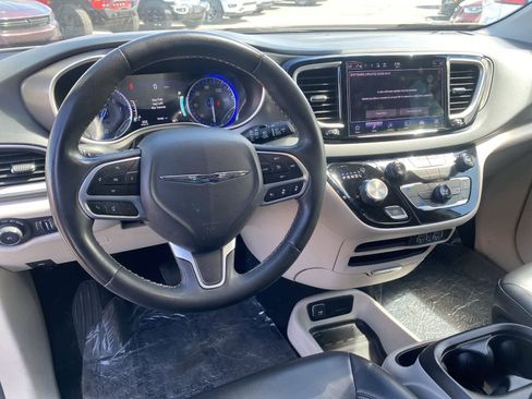 Used 2023 Chrysler Pacifica Touring-L FWD image 11