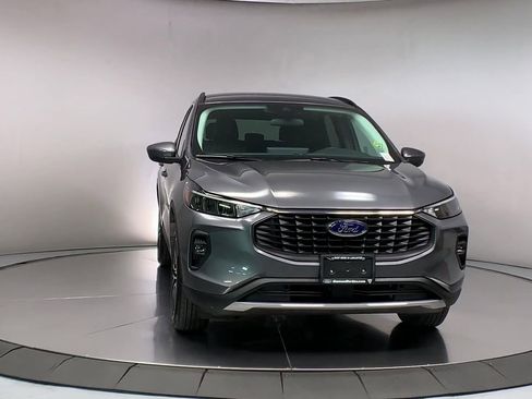 Used 2024 Ford Escape SE image 3