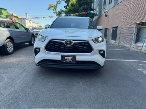 Used 2021 Toyota Highlander XLE AWD/4WD image 30