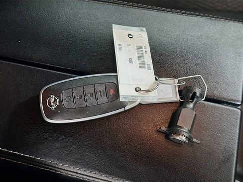 Used 2024 Nissan Rogue SV image 35