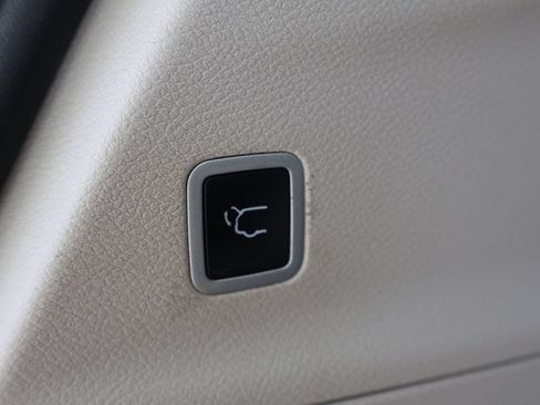 Used 2023 Chrysler Pacifica Touring-L FWD image 52