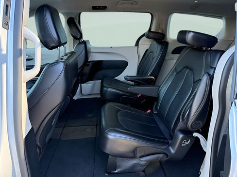 Used 2024 Chrysler Pacifica Touring-L FWD image 4