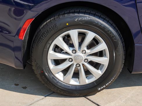 Used 2018 Chrysler Pacifica Touring-L FWD image 11