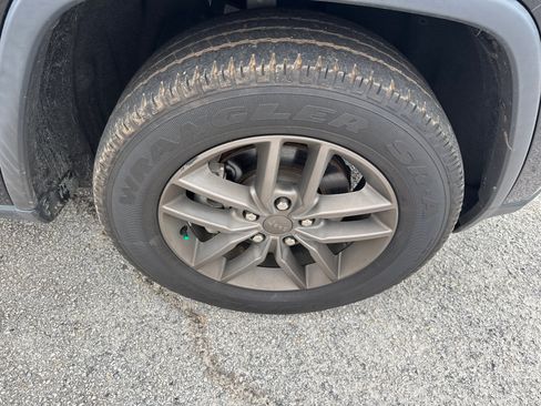 Used 2016 Jeep Grand Cherokee Laredo 75th Anniversary image 12