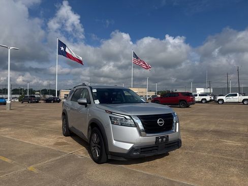 Used 2022 Nissan Pathfinder SV FWD image 2