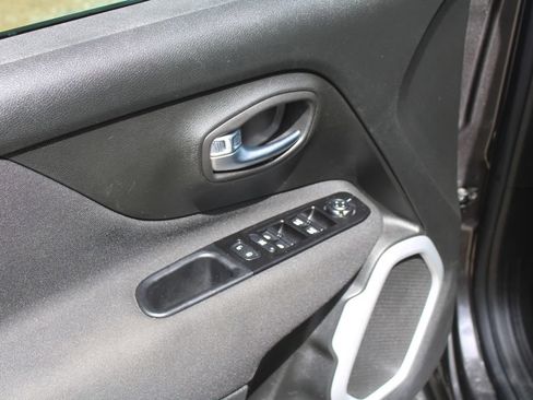 Used 2021 Jeep Renegade Latitude FWD image 19