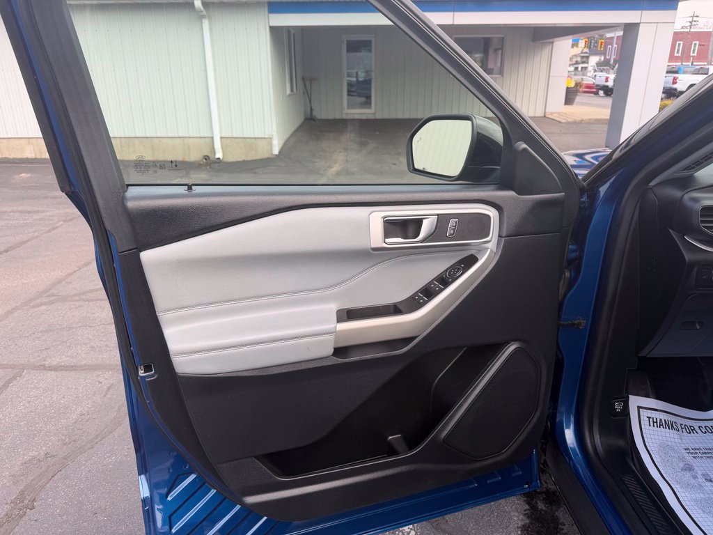 Used 2022 Ford Explorer XLT w/ Equipment Group 202A AWD/4WD image 12