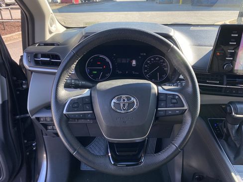 Used 2021 Toyota Sienna Limited image 12