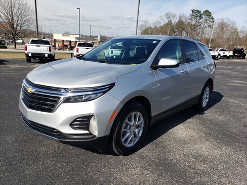 Used 2022 Chevrolet Equinox LT w/ Driver Convenience Package image 2