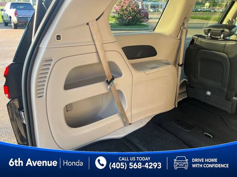 Used 2023 Chrysler Pacifica Touring-L FWD image 15