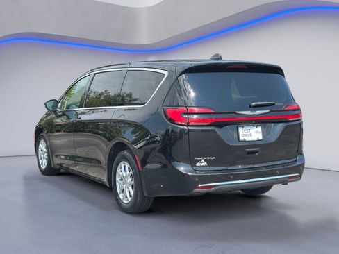 Used 2023 Chrysler Pacifica Touring-L FWD image 3