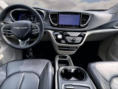 Used 2024 Chrysler Pacifica Touring-L FWD image 7