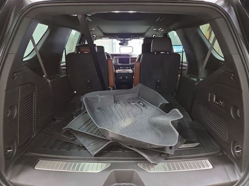 Used 2023 GMC Yukon Denali Ultimate w/ LPO, Floor Liner Package AWD/4WD image 9