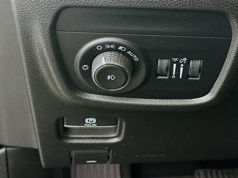 Used 2023 Jeep Grand Cherokee Limited image 16