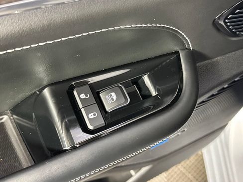 Certified 2023 Jeep Grand Cherokee Overland w/ Advanced Protech Group III AWD/4WD image 35