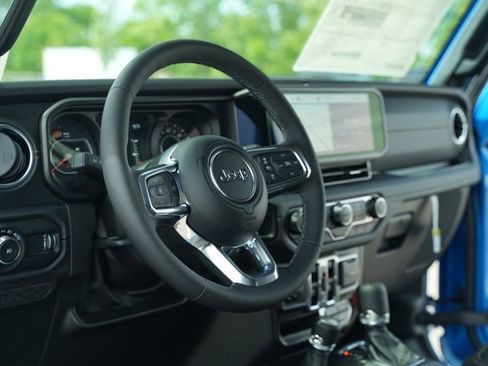 New 2026 Jeep Wrangler Unlimited Sahara AWD/4WD image 25