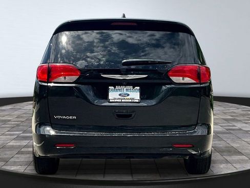 Used 2023 Chrysler Voyager LX FWD image 5