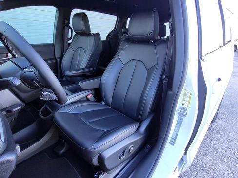 New 2026 Chrysler Pacifica Select image 12