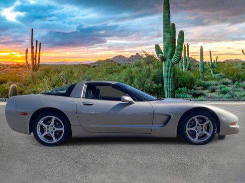 Used 2002 Chevrolet Corvette Coupe w/ Preferred Equipment Group2 RWD image 2