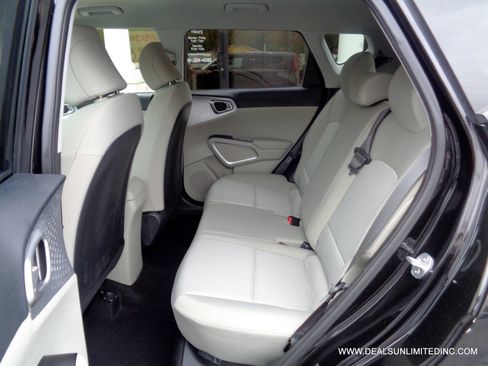 Used 2021 Kia Soul LX image 13