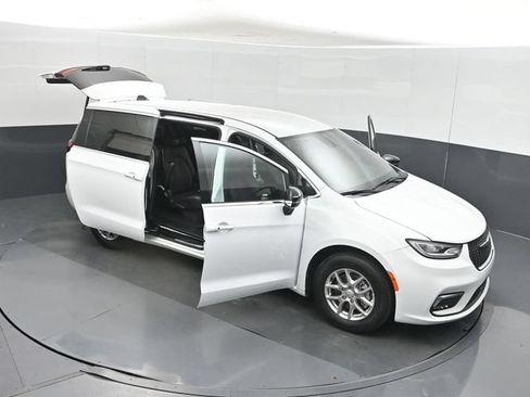 Used 2026 Chrysler Pacifica Select FWD image 59