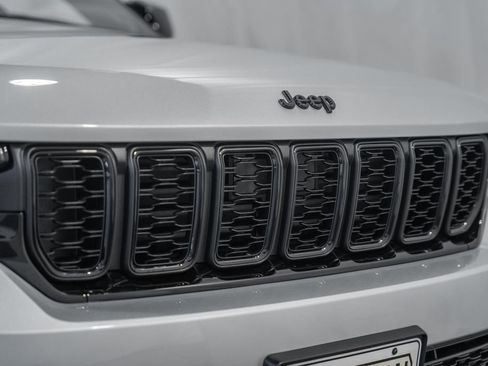 New 2025 Jeep Grand Cherokee Limited image 11