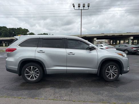 Used 2017 Toyota Highlander XLE AWD/4WD image 3