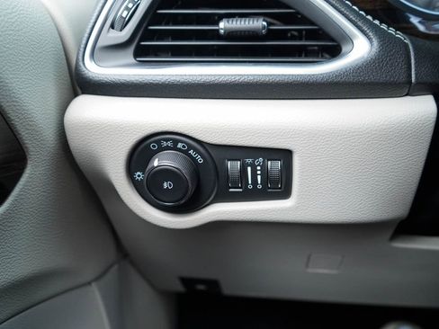 Used 2024 Chrysler Pacifica Limited image 25