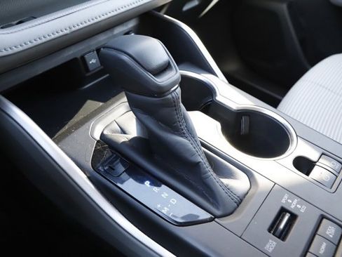 Used 2020 Toyota Highlander L image 27