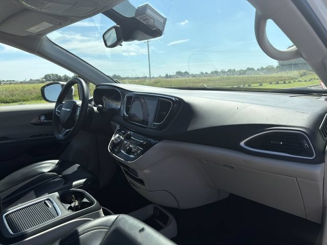 Used 2023 Chrysler Pacifica Touring-L FWD image 15