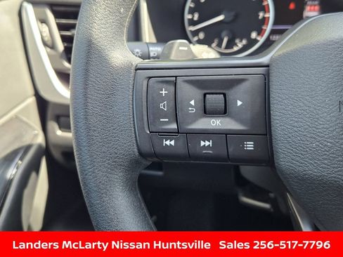 Used 2025 Nissan Rogue S image 24