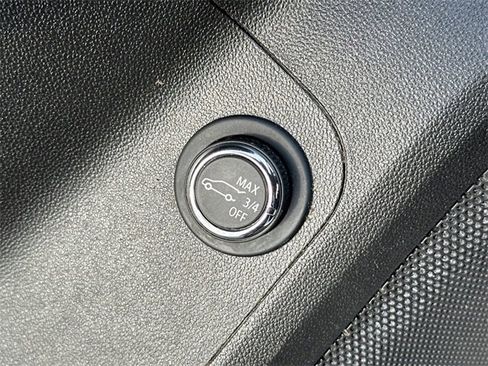 Used 2023 GMC Acadia SLT image 17