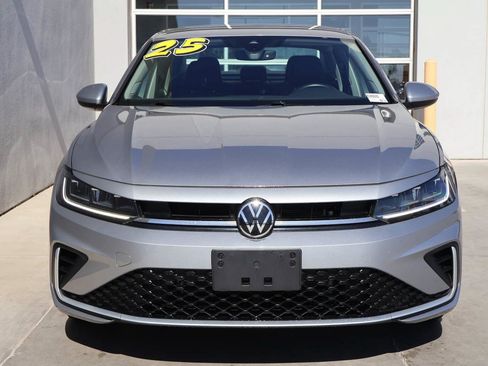 Used 2025 Volkswagen Jetta SE FWD image 5
