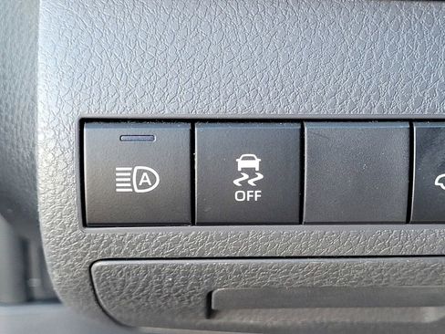 Used 2018 Toyota Camry LE image 11