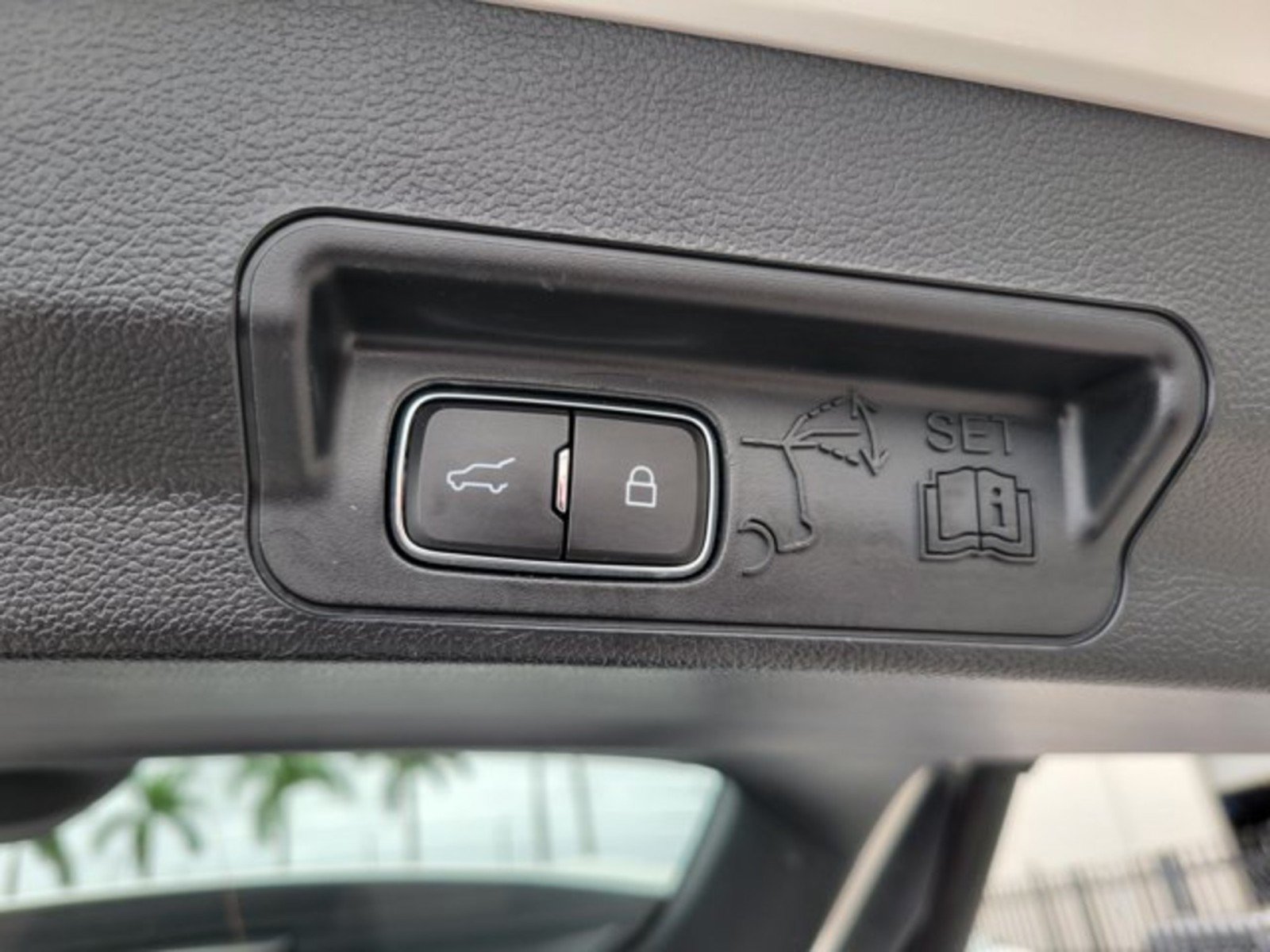 Used 2023 Ford Explorer Platinum w/ Technology Package AWD/4WD image 9
