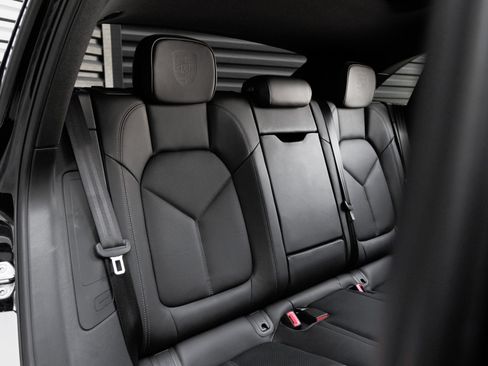 Certified 2026 Porsche Macan AWD/4WD image 33